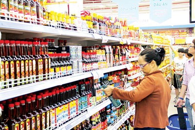 Consumer goods field has been targeted by large domestic and foreign businesses via M&A deals (Photo: SGGP)